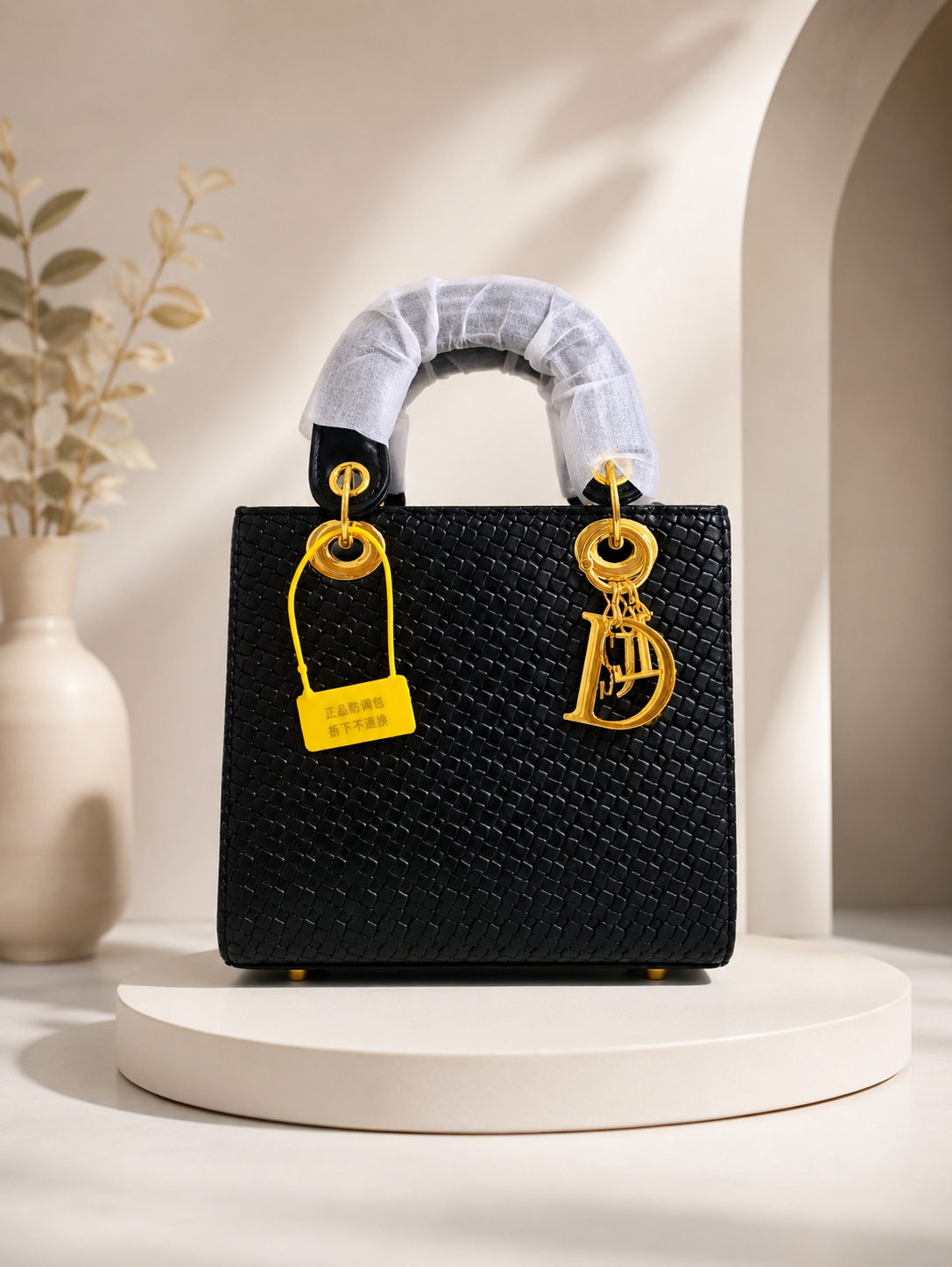 Luxury Textured Handbag with Shoulder Strap  image 1
